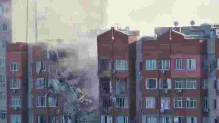 Росіяни влучили ракетою у багатоповерхівку в центрі Дніпра, є загиблий і постраждалі