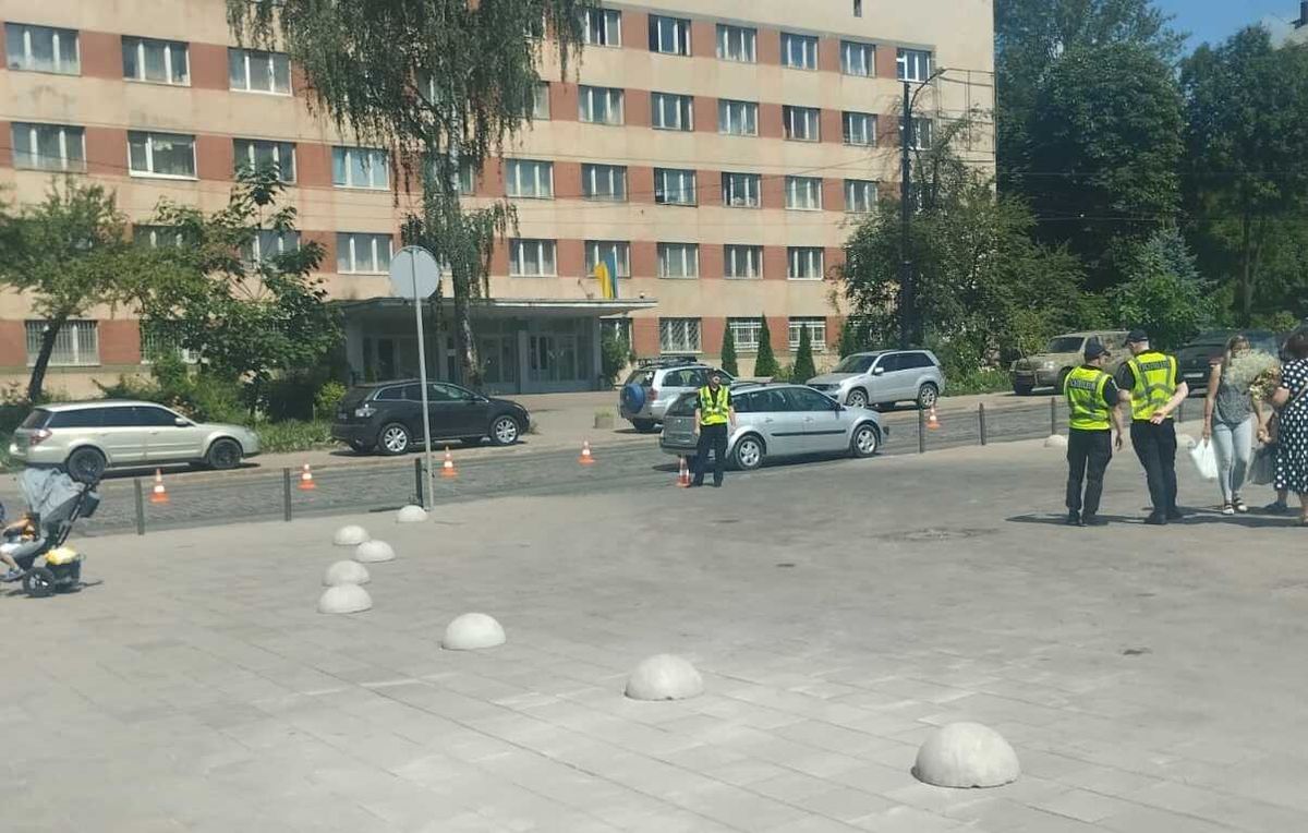 У Львові рідні та друзі загиблих військових обурилися через блокування парковки Марсового поля