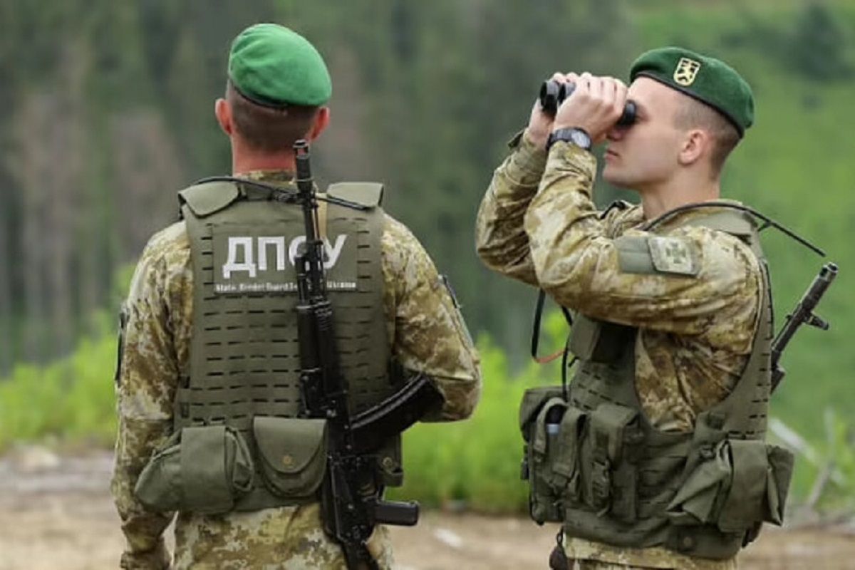 На Буковині двоє чоловіків зі зброєю напали на прикордонників, один із порушників загинув 