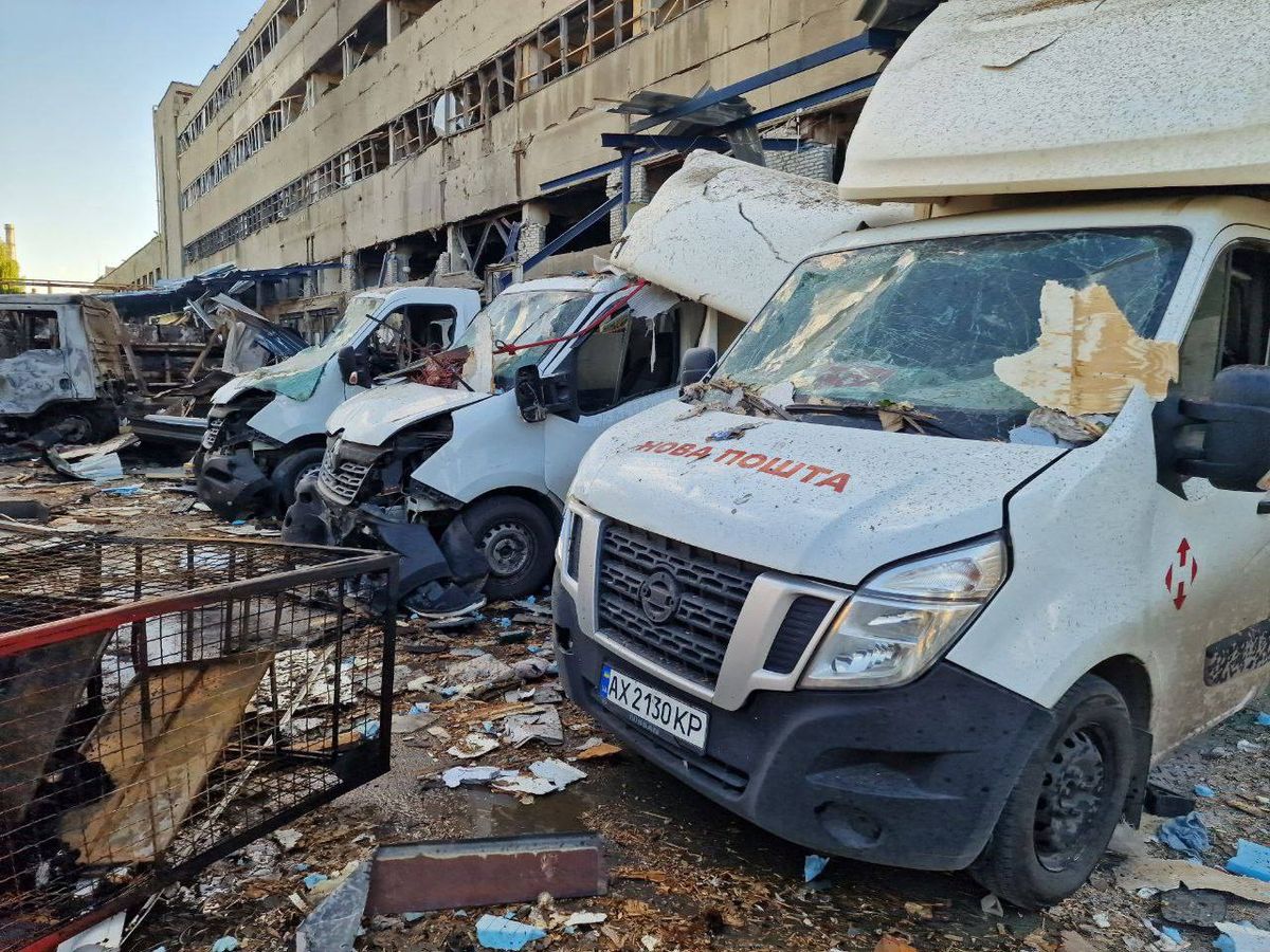 Росіяни атакували авіабомбою термінал «Нової пошти» у Харкові, є загиблий та травмовані