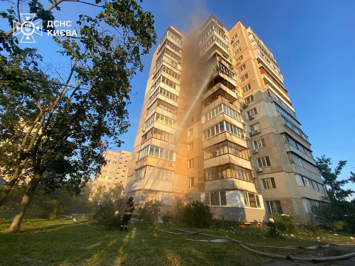 Уламки російської ракети спричинили пожежу у київській багатоповерхівці
