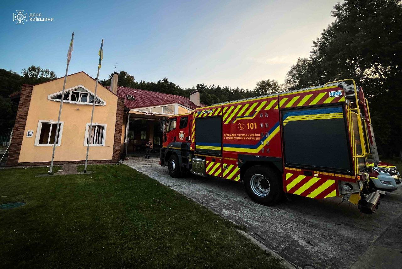 Руйнування у будівлі ДСНС на Київщині (фото ДСНС)