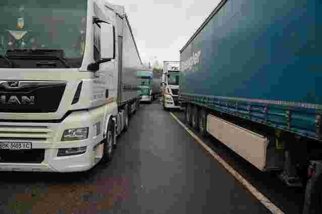 Польща призупинила пропуск українських вантажівок без дозволів на перевезення