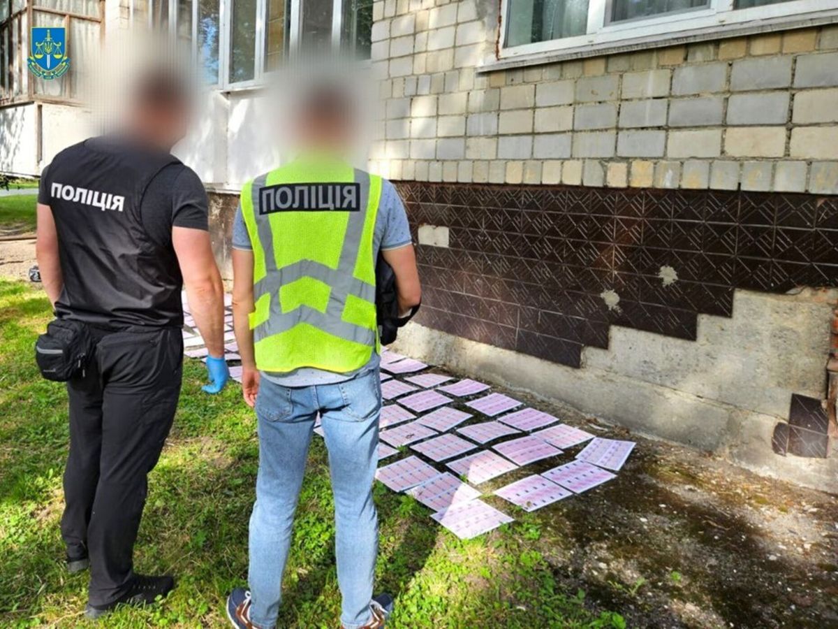 У Хмельницькому викрили підпільний цех з виробництва фальшивих документів