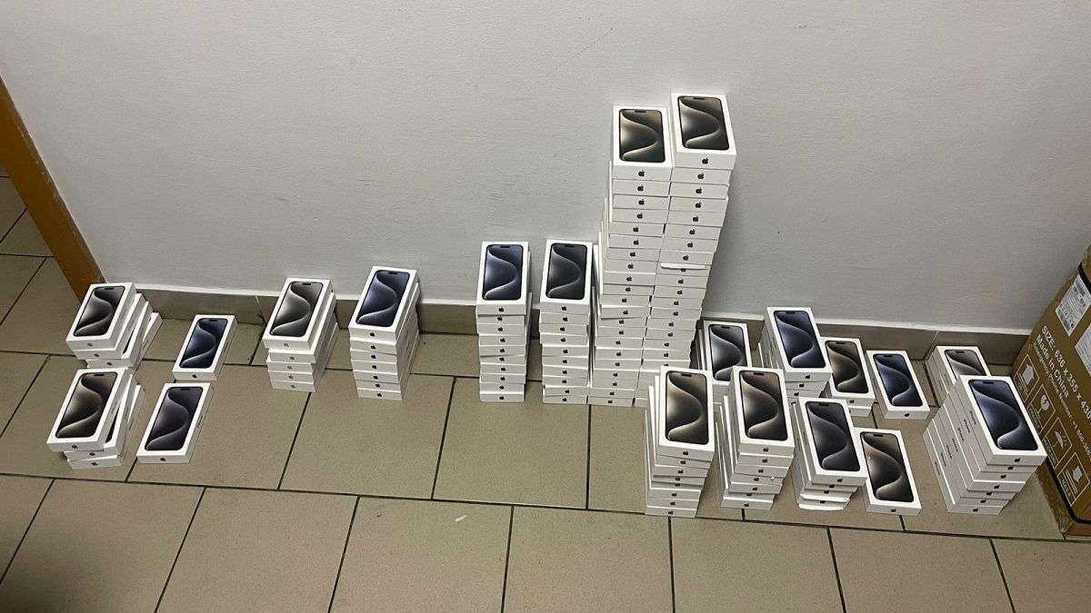 У водія рейсового автобуса львівські митники вилучили 124 контрабандні iPhone 15