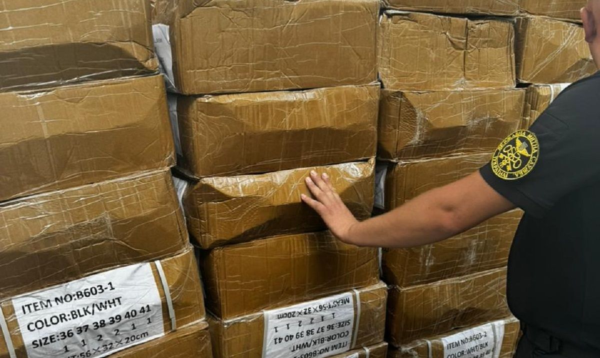 На кордоні з Польщею затримали вантажівку з контрабандним одягом на 6,7 млн грн