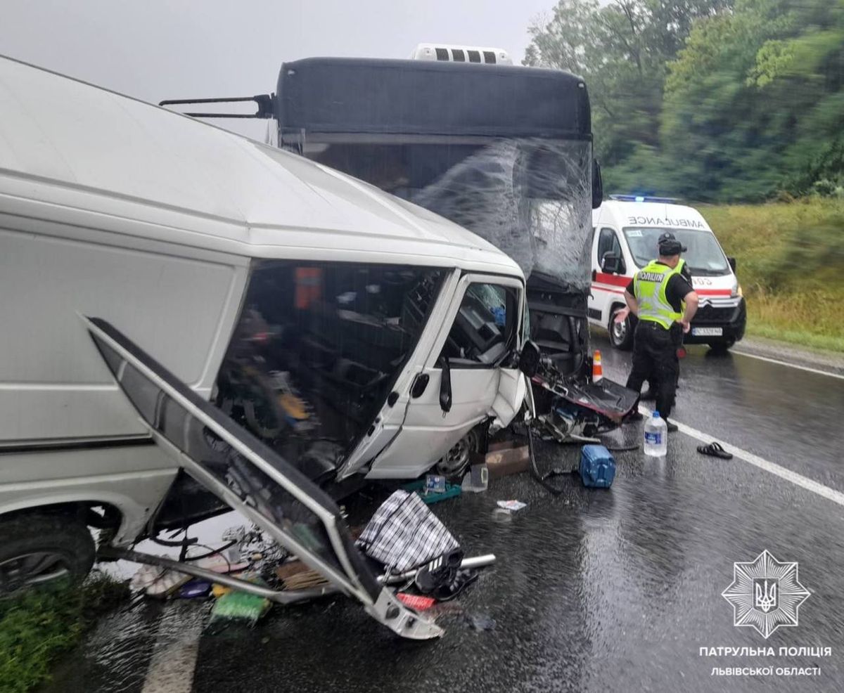 На трасі біля Золочева зіткнулись пасажирський автобус і вантажний бус