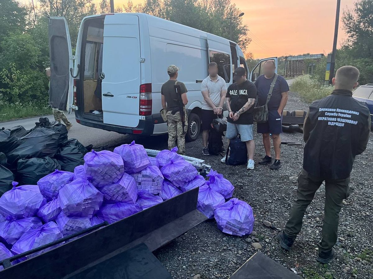 Закарпатець намагався вивезти за кордон 20 тис. пачок сигарет і двох ухилянтів