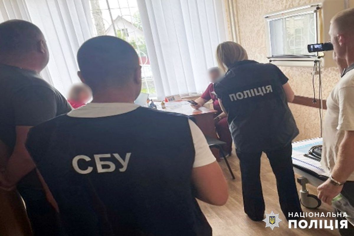 У Старокостянтинові на 12 тис. доларів хабара затримали 46-річного травматолога 