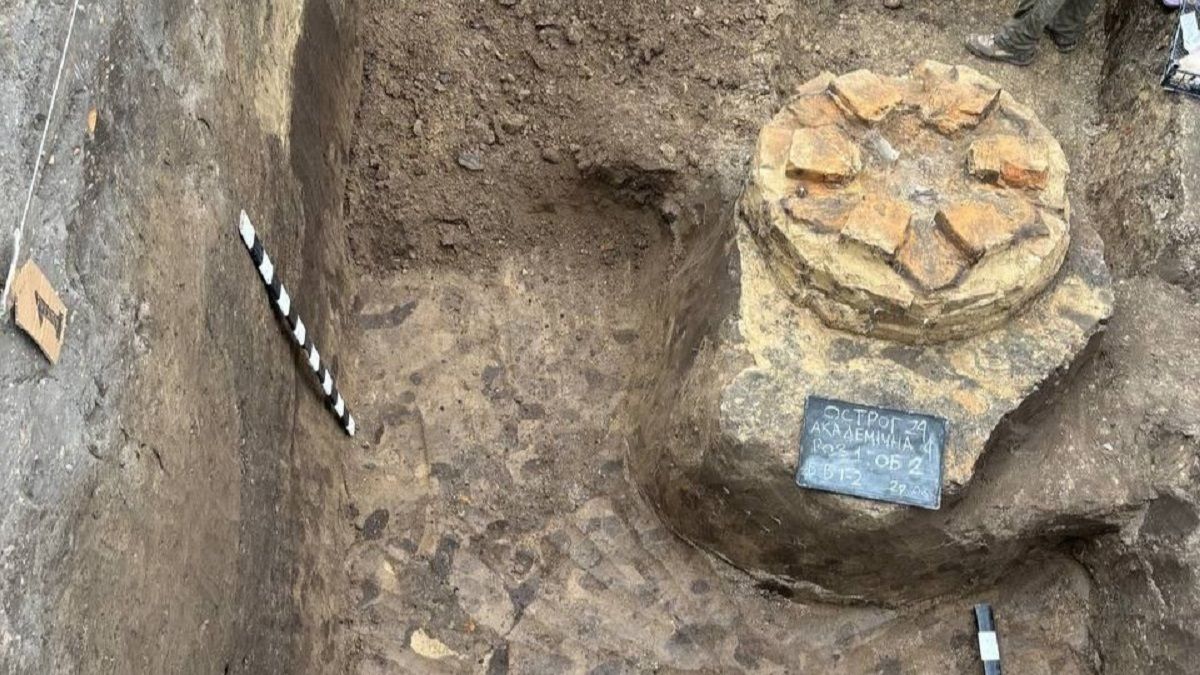 Археологи виявили в Острозі середньовічний вал і підземелля