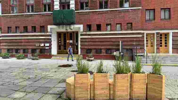 Школярі власноруч зробили вуличні меблі для громадського простору у Львові