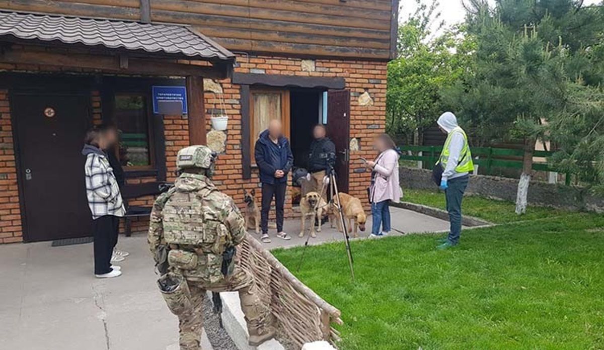 На Тернопільщині викрили підпільний реабілітаційний центр, де утримували 35 наркозалежних