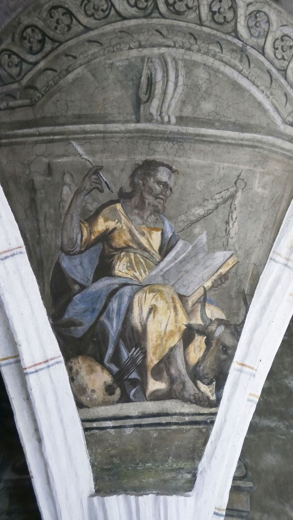 Розпис вівтарної частини костелу з євангелистом Лукою (фото Polonika)