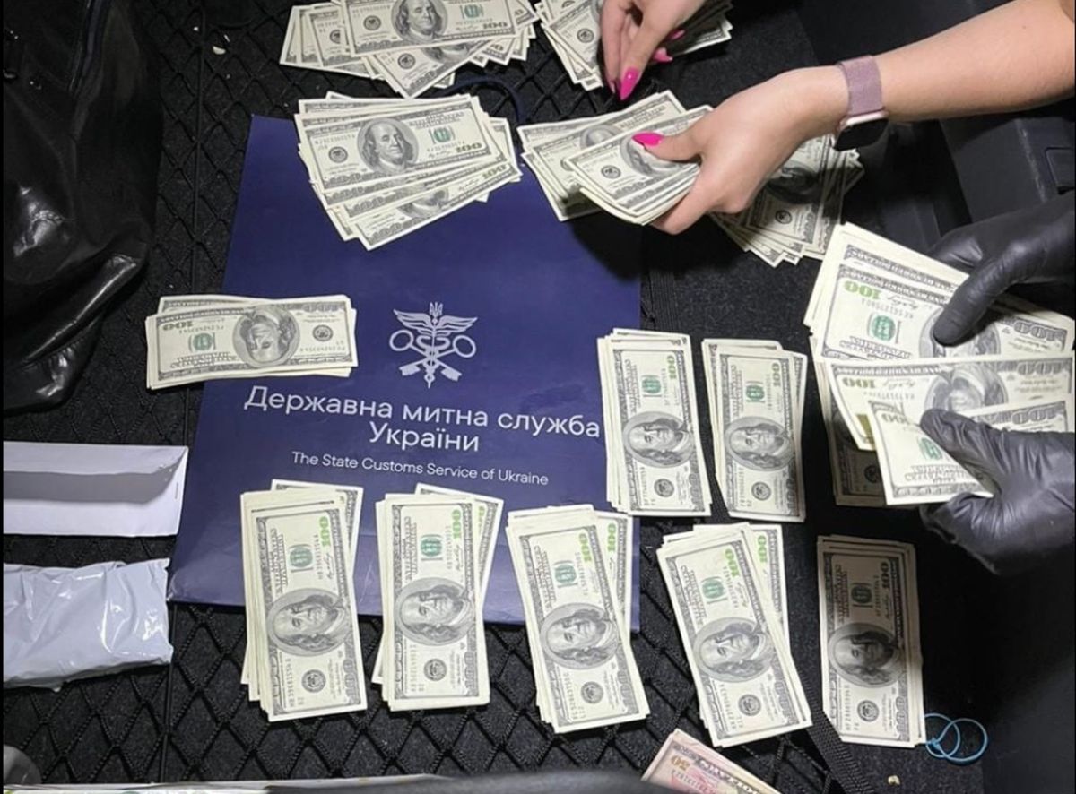 У Рівному керівника митниці викрили на корупційній схемі із ввезення імпортних товарів
