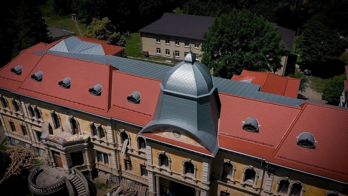 Сколівському палацу Гредлів XIX століття повернули автентичний вигляд даху