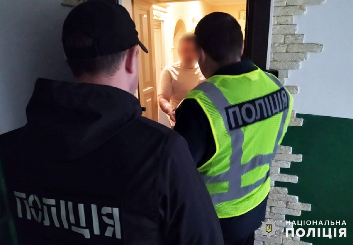 Псевдоволонтера з Хмельниччини викрили на продажі п'яти позашляховиків для ЗСУ 