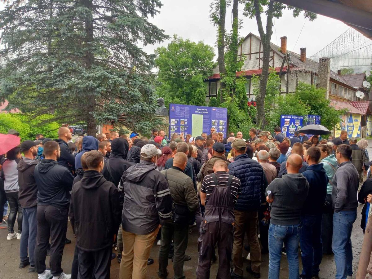 Мешканці Ворохти змусили прикордонників забрати блокпост з селища