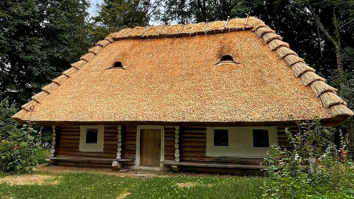 У львівському скансені відновили солом’яну стріху сторічної буковинської хати