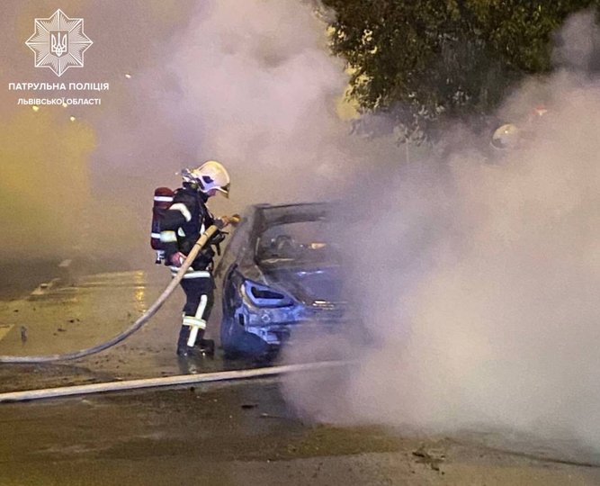 Машина згоріла неподалік місця другої ДТП (фото патрульної поліції)