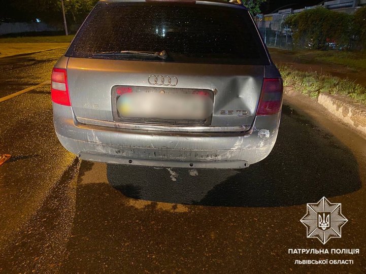 Audi, яку порушник вдарив ззаду (фото патрульної поліції)