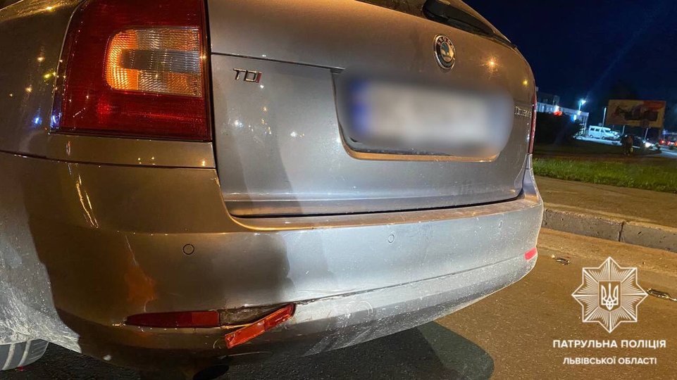 Skoda Octavia, з якою відбулося перше зіткнення працівника автосервісу (фото патрульної поліції)