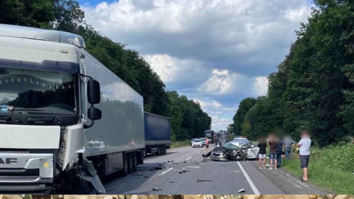 Через смертельну ДТП біля Львова поліцейські повністю перекрили дорогу