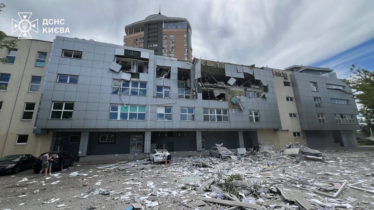 Росія під час повторного обстрілу завдала удару по медичному центрі у Києві 