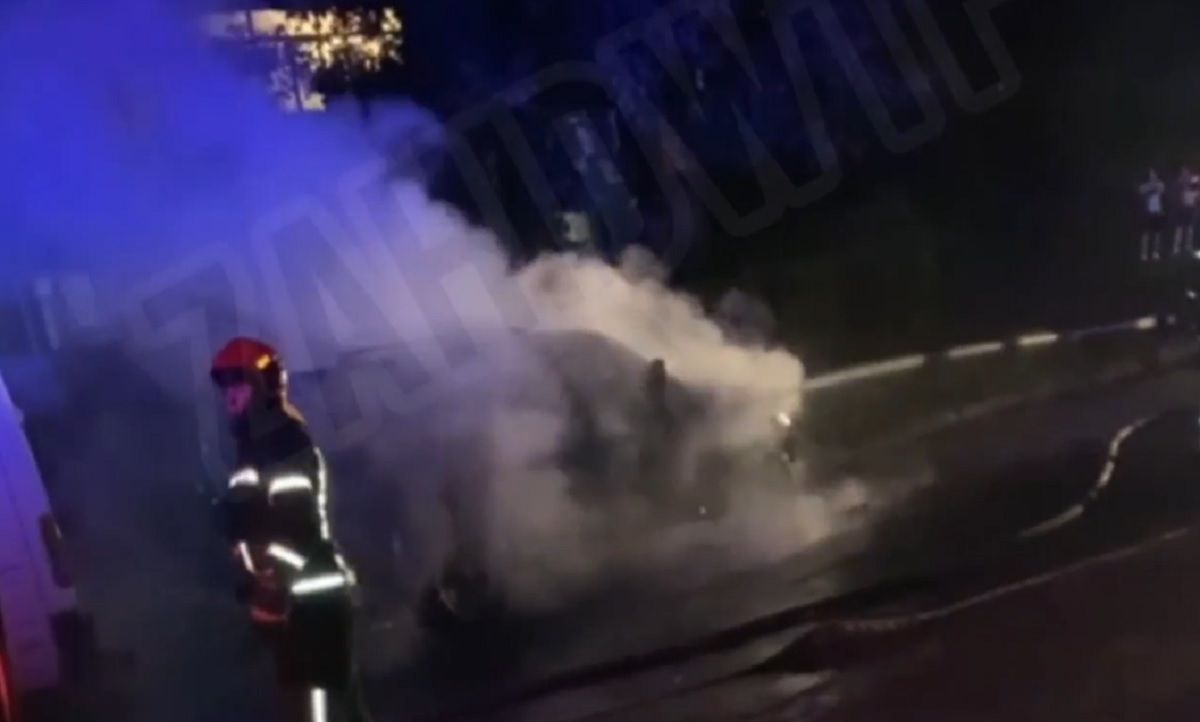 Уночі на вулиці у Львові згорів позашляховик Mitsubishi Pajero