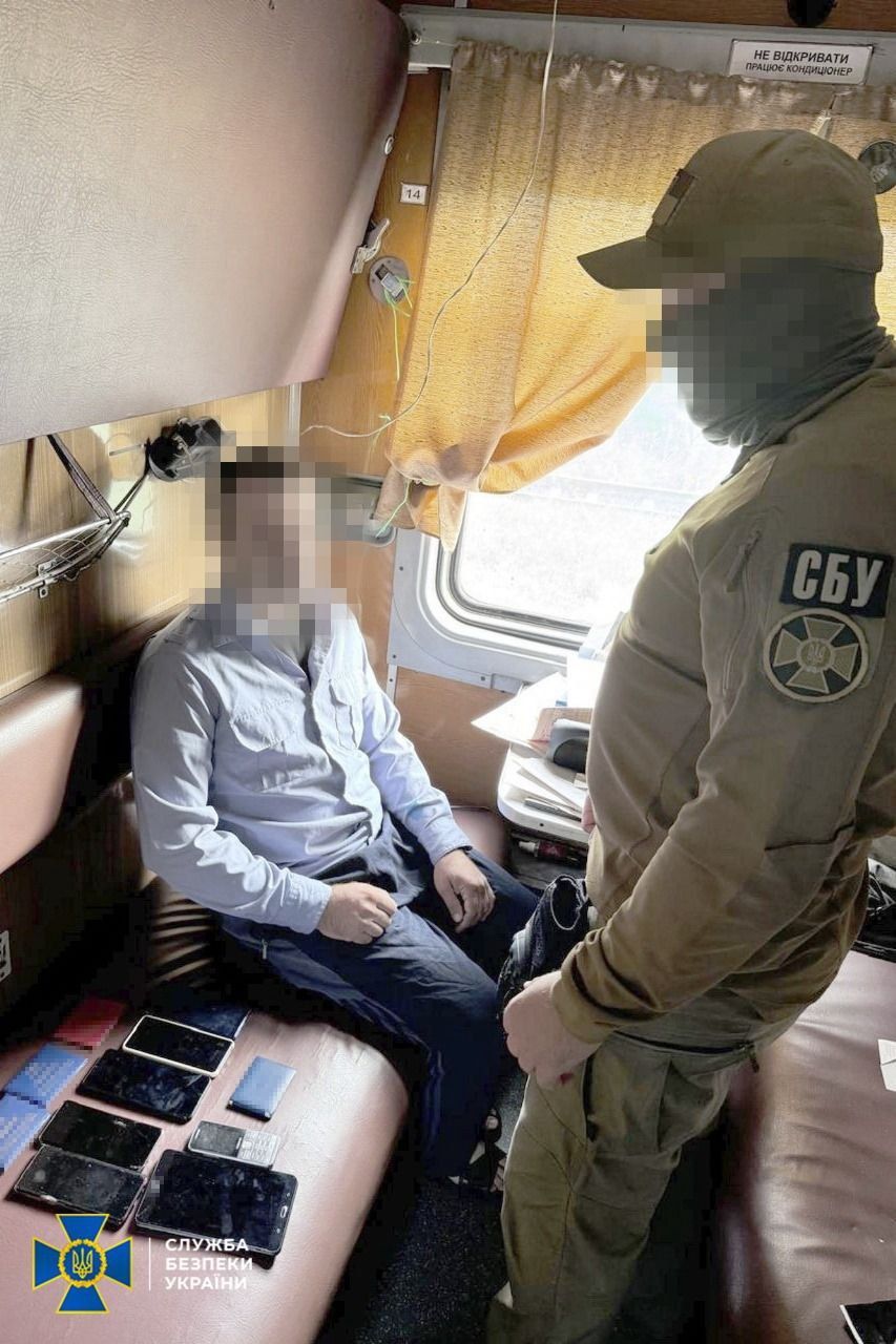 На Харківщині працівник Укрзалізниці шпигував за ешелонами ЗСУ