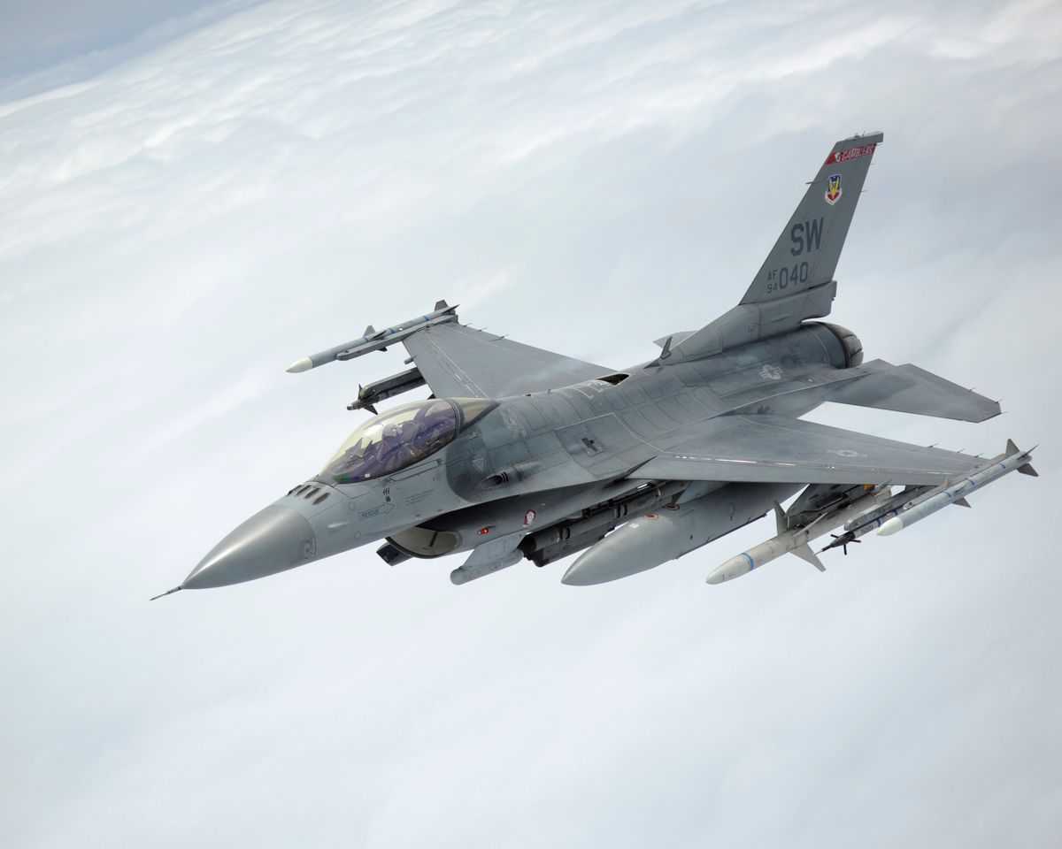 Нідерланди виділили 300 млн євро на озброєння винищувачів F-16 для України

