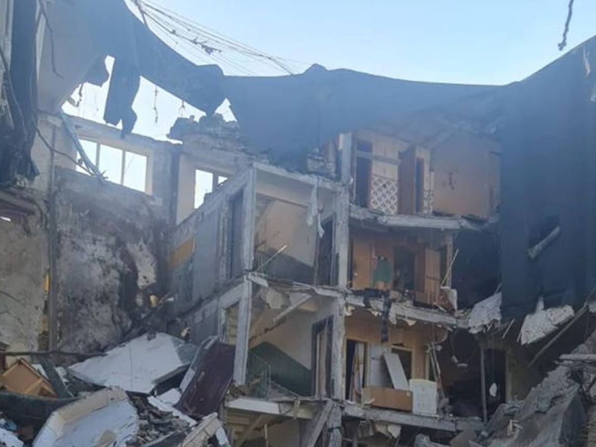 Росіяни вдарили по багатоквартирному будинку на Донеччині, загинула жінка