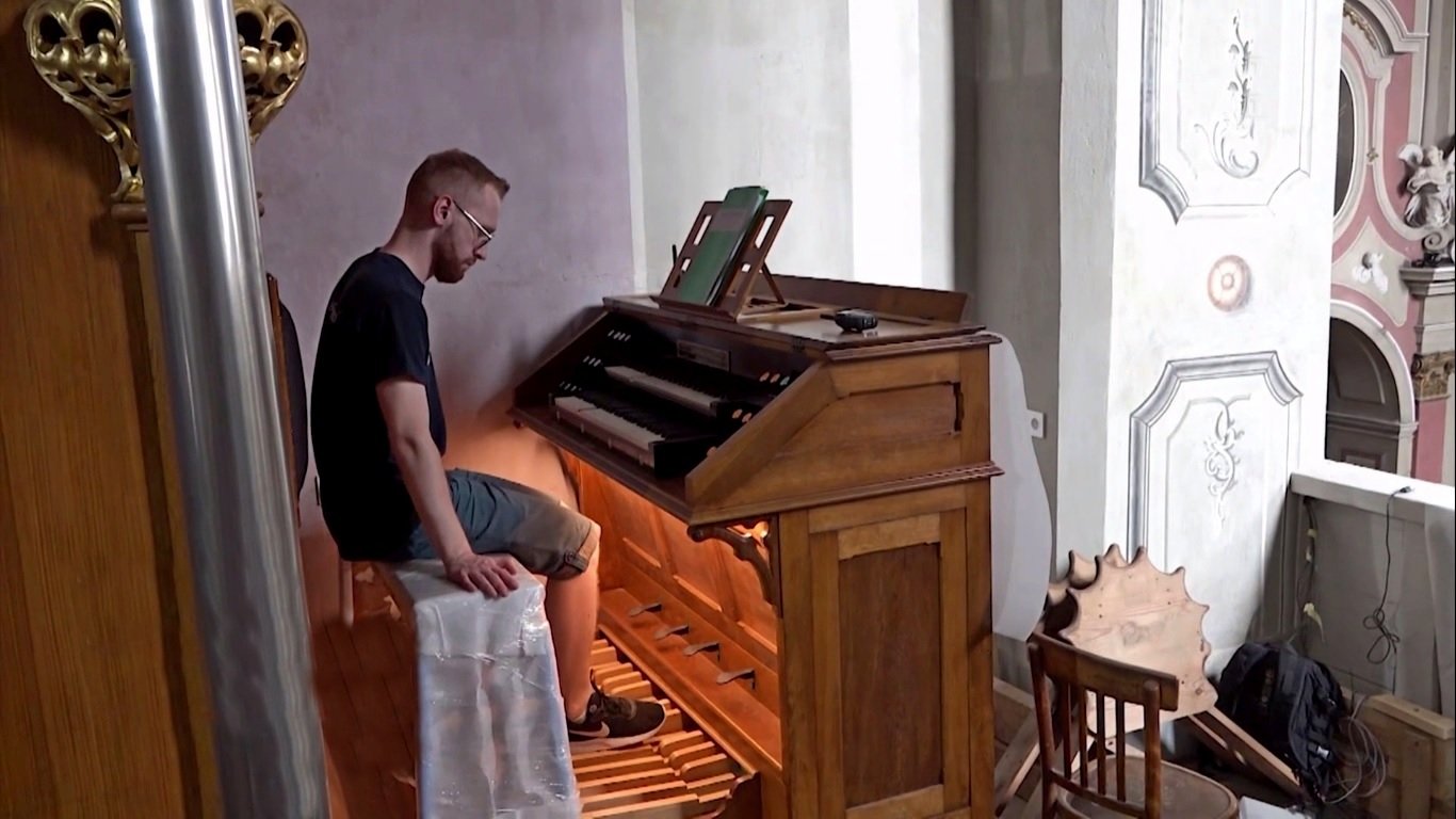 Інструмент зараз налаштовують (скрін з відеосюжету TVP)