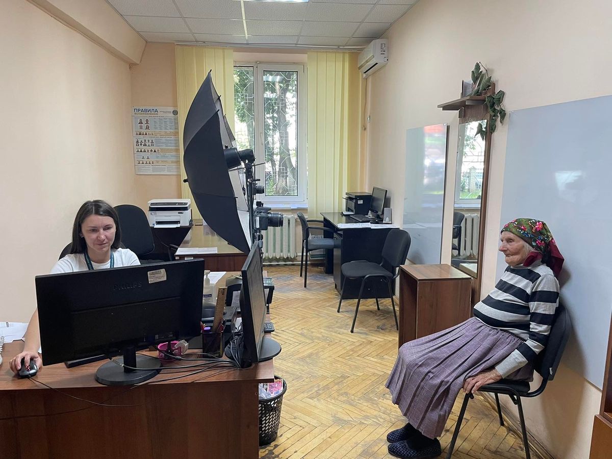 102-річна прикарпатка оформила закордонний паспорт і встановила рекорд