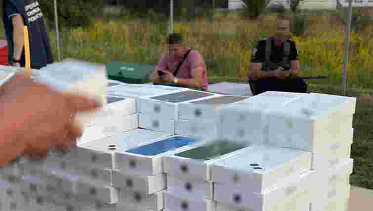 Суд виправдав митника з Закарпаття, який не помітив бус із технікою Apple на 14 млн грн