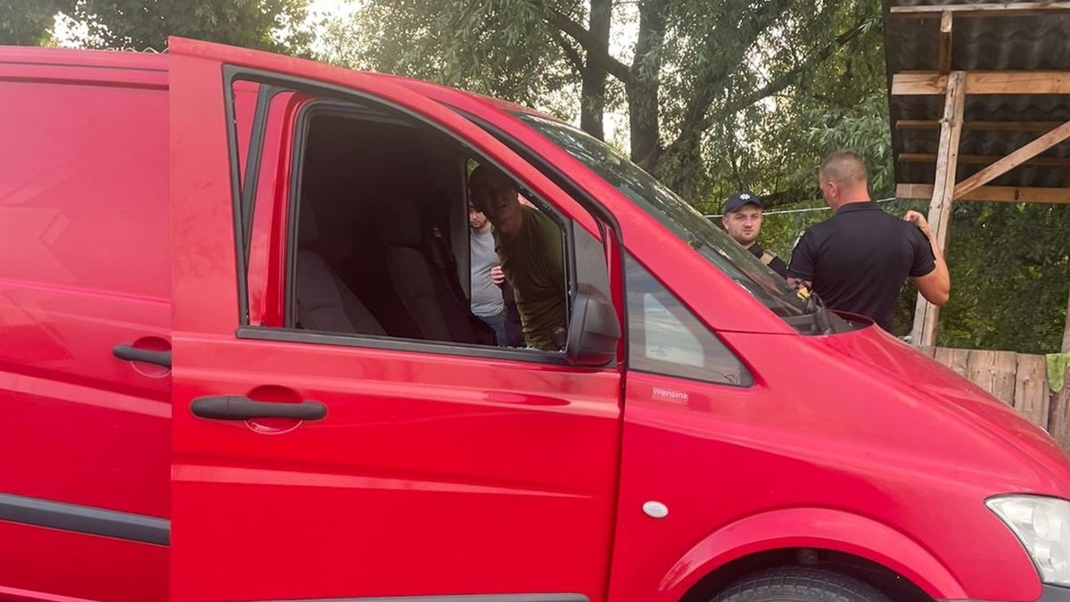 На контрольному посту Закарпаття 61-річний водій поранив ножем прикордонника