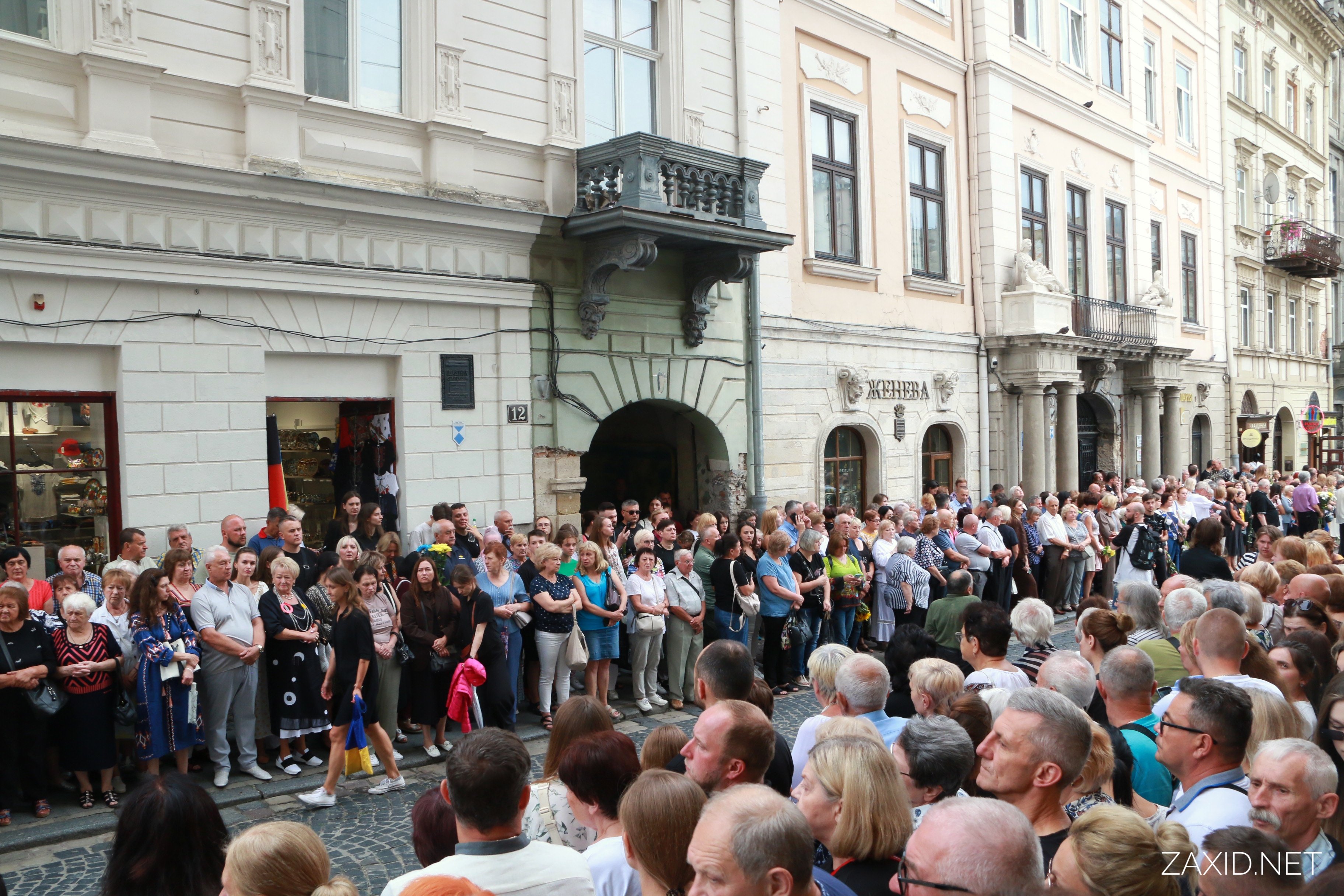 Люди, які прийшли попрощатися з Іриною Фаріон 21 липня (Фото ZAXID.NET)