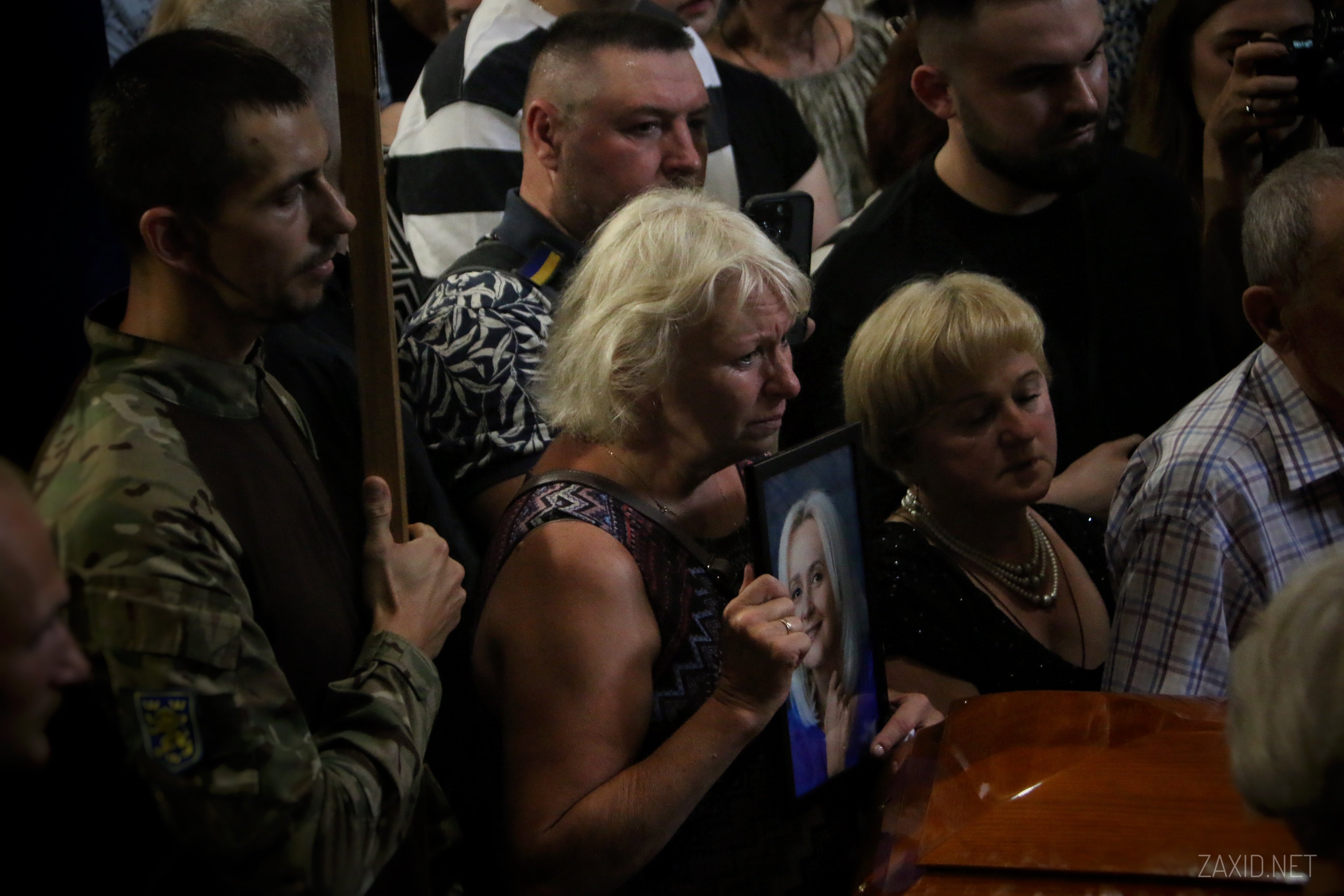 Рідні Ірини Фаріон на прощанні 21 липня (Фото ZAXID.NET)