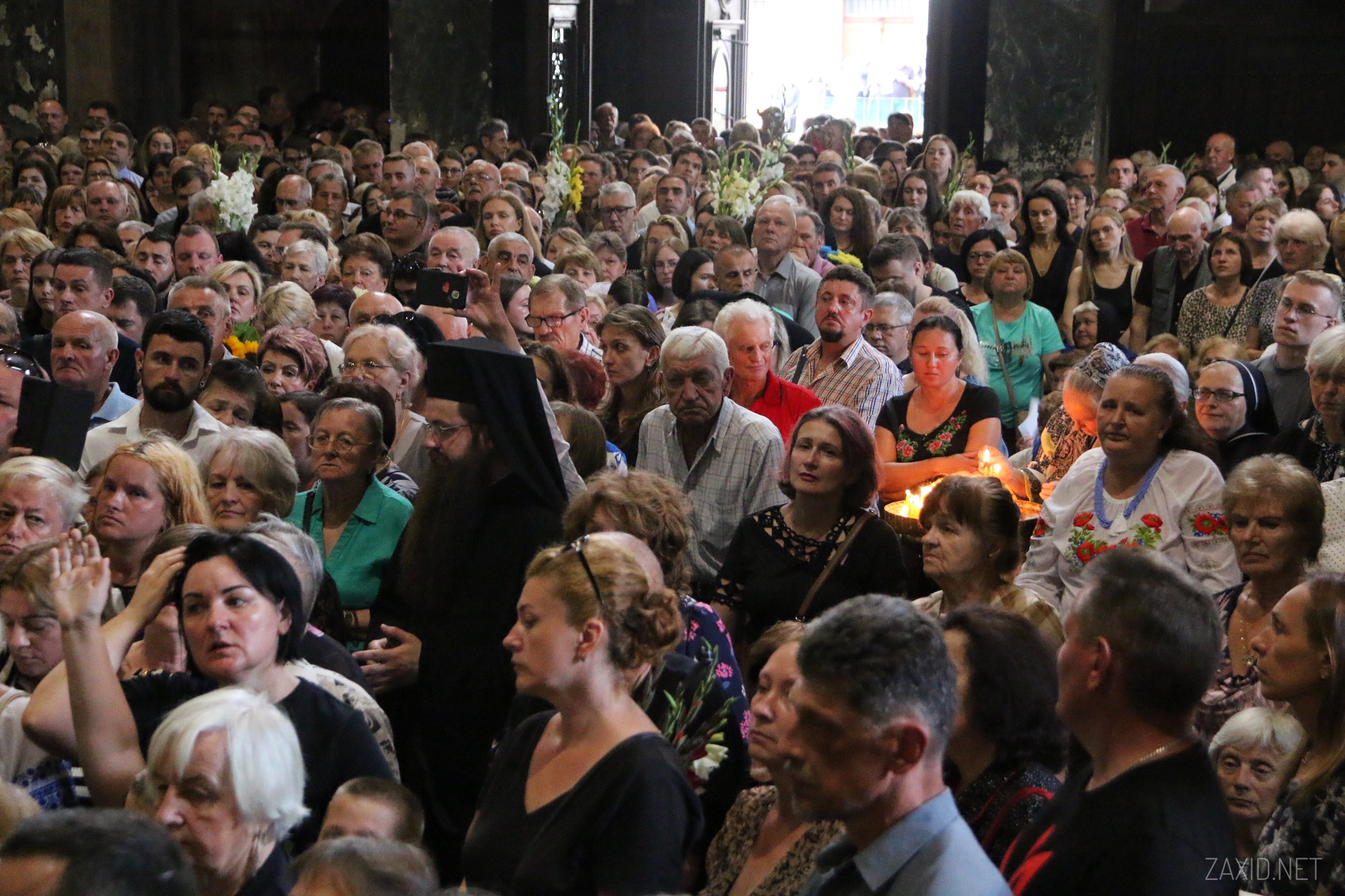 Люди, які прийшли попрощатися з Іриною Фаріон (Фото ZAXID.NET)