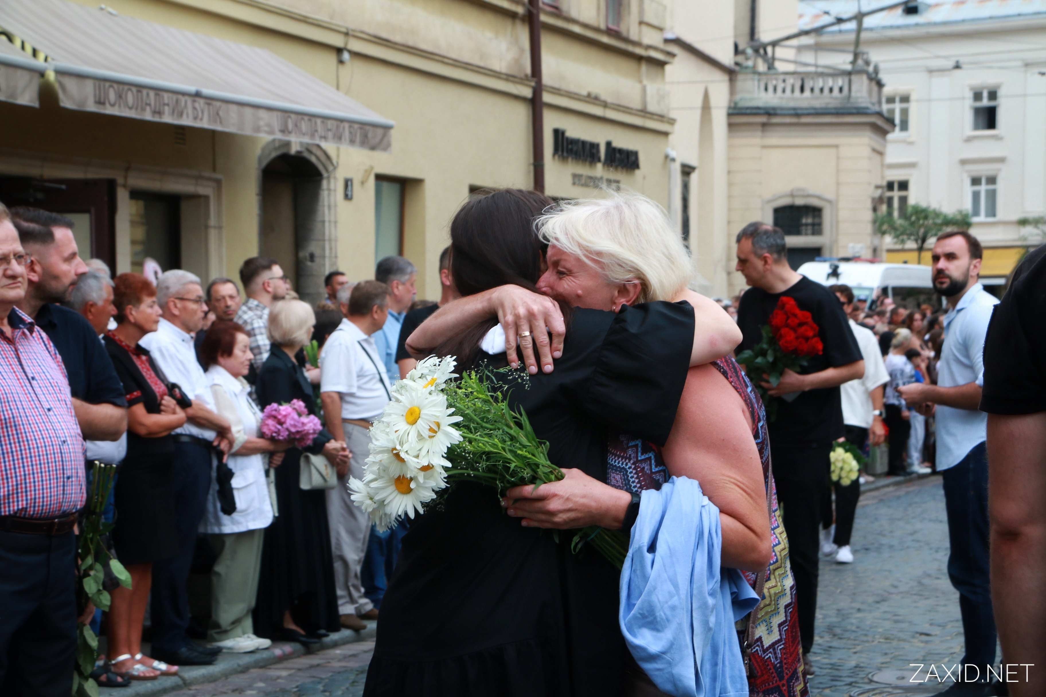 Рідні Ірини Фаріон на прощанні 21 липня (Фото ZAXID.NET)