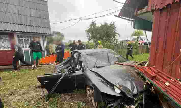 На Буковині водій авто в'їхав в будинок і спричинив смертельну аварію 