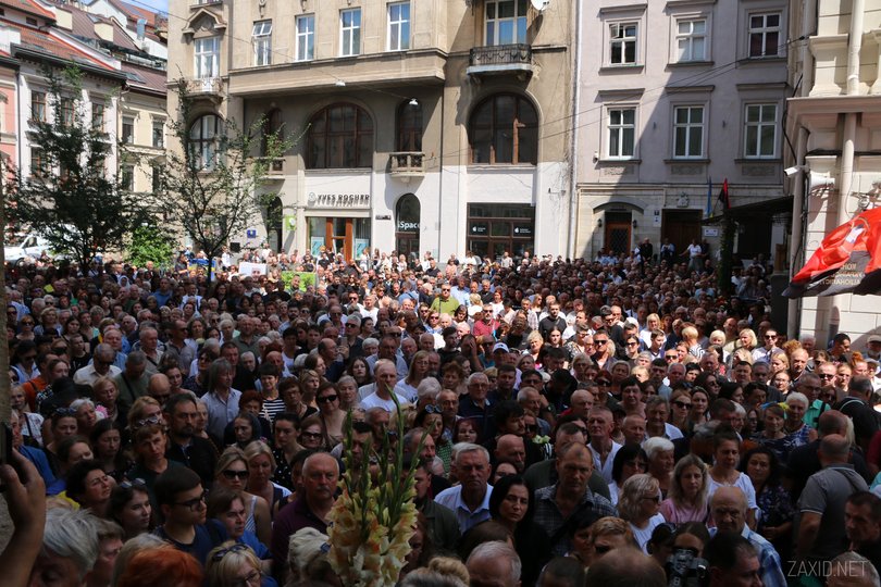 Львів'яни і приїжджі з інших міст прийшли провести в останню путь Ірину Фаріон