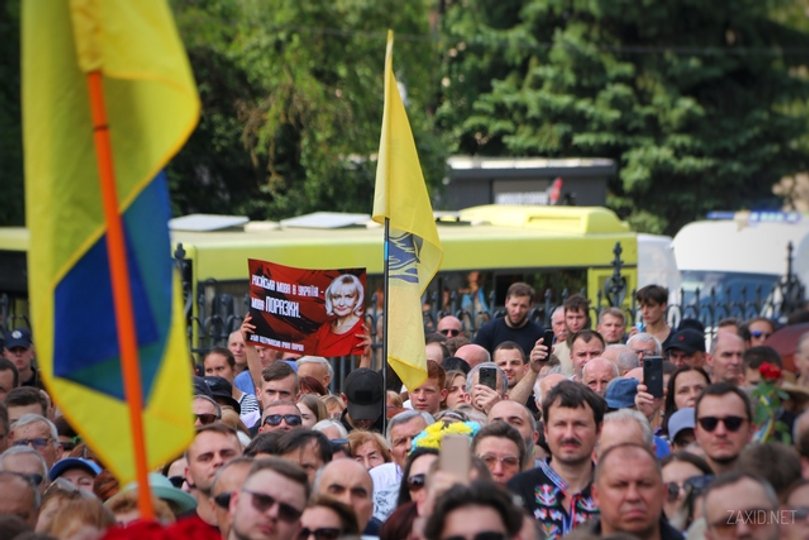 Люди, які прийшли попрощатися з Іриною Фаріон, на Личаківському цвинтарі