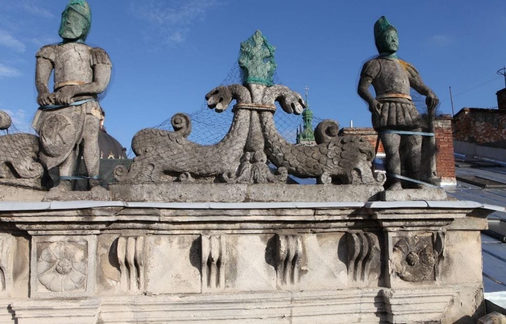 Скульптури на аттику (фото Інституту Polonika)
