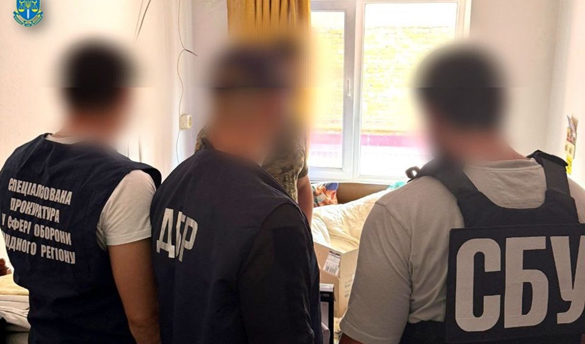 На Закарпатті прикордонник за хабарі допомагав контрабандистам перевозити сигарети дронами