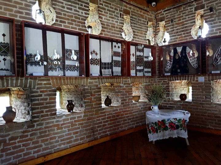 Давні вишиванки на верхньому ярусі вежі замку