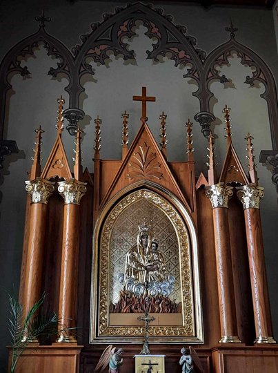 Вівтар костелу з врятованою іконою Богоматері