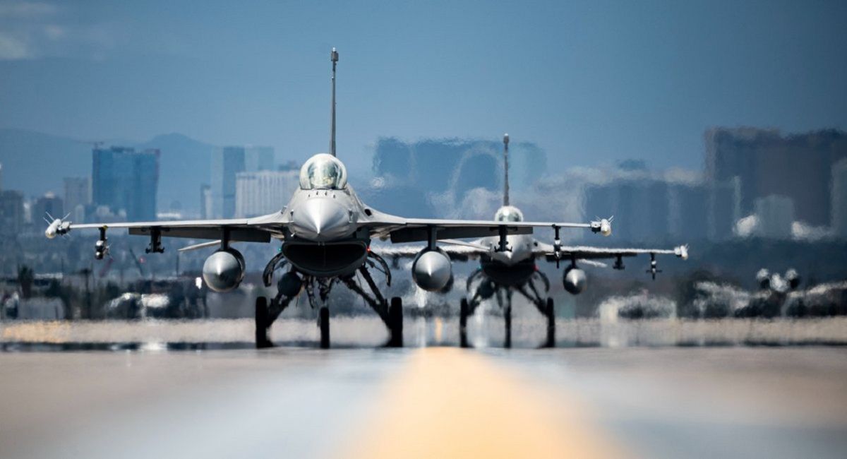 Україна отримала першу партію винищувачів F-16, – Bloomberg