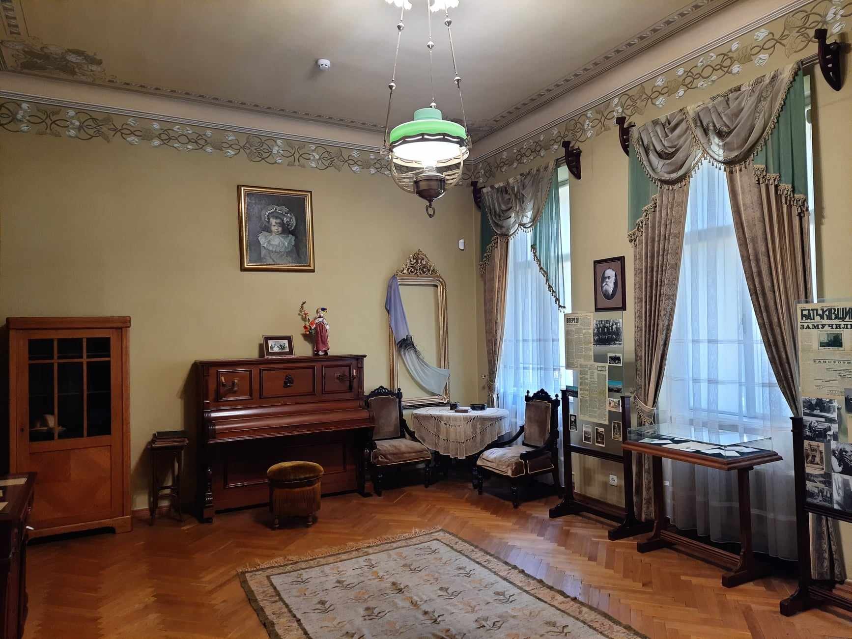 Зал лілії і портрет Катерини, написаний Іваном Трушем