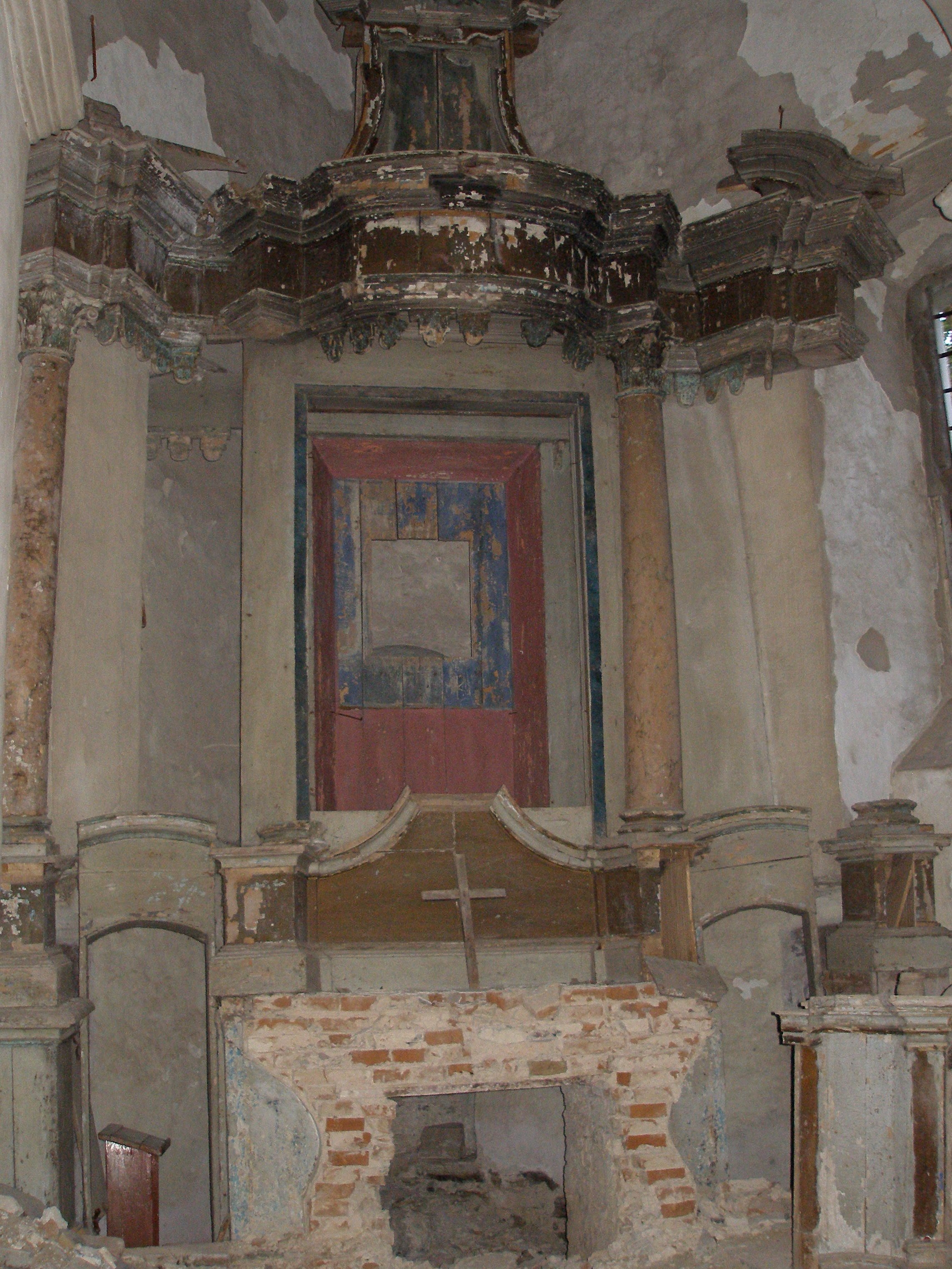 Вівтар костелу у Сидорові