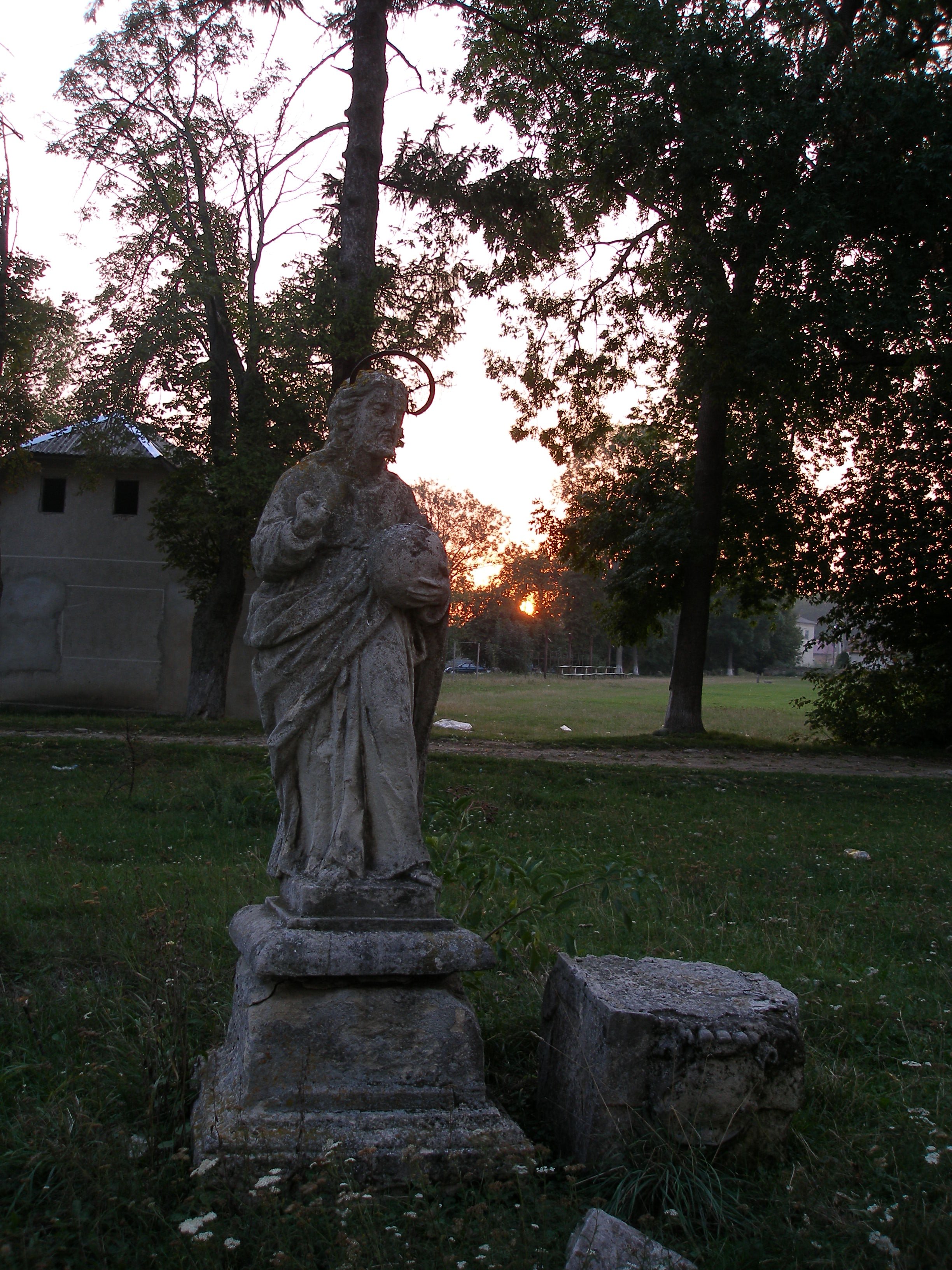 Скульптура перед костелом